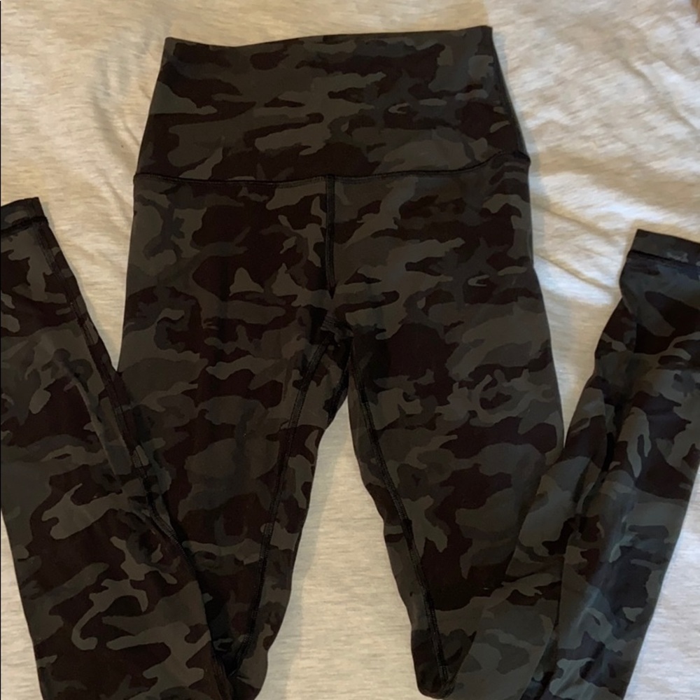 Lululemon Camo 25’ leggings